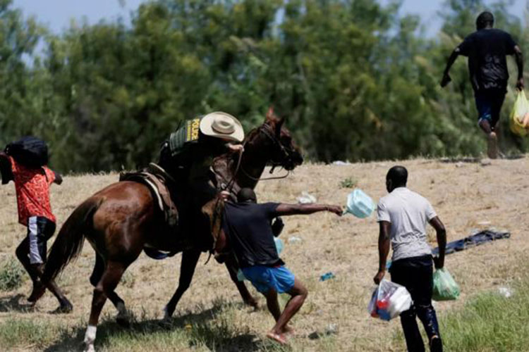 Migrants haïtiens refoulés: Biden promet “des conséquences” pour ces actes “scandaleux”