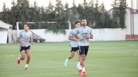 “الخضر” يحثّون الجزائريين على التلقيح