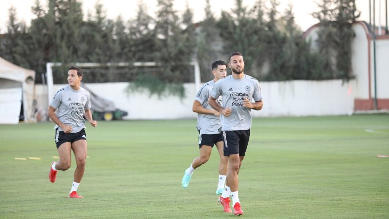 “الخضر” يحثّون الجزائريين على التلقيح