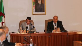 البحث عن حلول توافقية بين وزارة الصناعة والنقابات