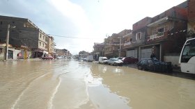 هطول الأمطار يشل حركة المرور في العاصمة