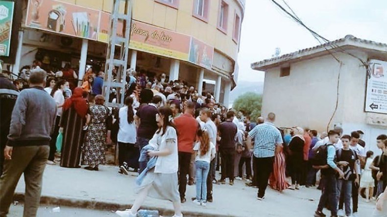 تحذيرات من طوابير الكتاب مع ارتقاب الموجة الرابعة لكورونا