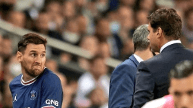 بِالفيديو: ميسي يخرج عابس الوجه ويرفض مصافحة مدربه!