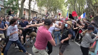 France:des échauffourées entre des individus armés de batons et des Gilets jaunes