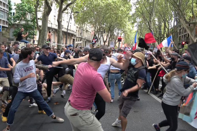 France:des échauffourées entre des individus armés de batons et des Gilets jaunes