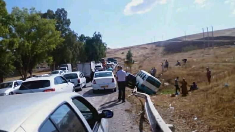 ميلة: 15 جريحا في حادث اصطدام حافلة بسيارة سياحية
