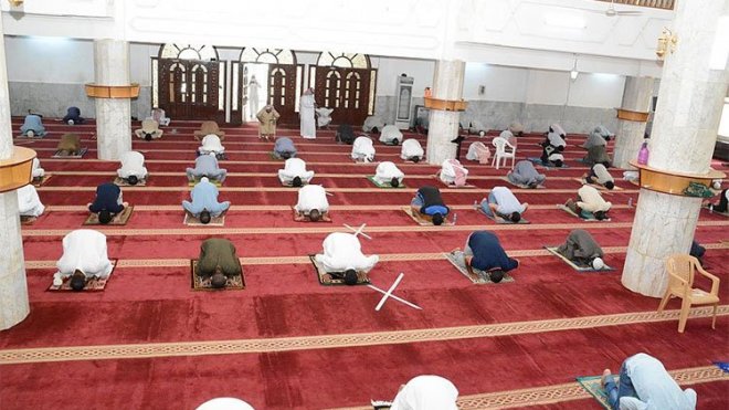 صلوات بنصف صف.. ومخاوف من تحوّل المساجد إلى متاحف
