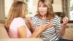 يتعاملن معهن بقسوة وتكبر.. فتيات يشتكين نرجسية الأمهات!