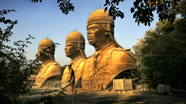 هل وضعت الحكومة البريطانيّة تمثالاً تكريمياً لصدّام حسين في لندن؟