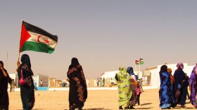 فرق بين بلد هجّر الصحراويين وآخر يستقبلهم بسخاء