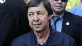 السعيد بوتفليقة يلقي النظرة الأخيرة على جثمان شقيقه