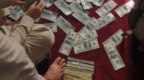 بالفيديو.. طالبان تعثر على ملايين الدولارات وسبائك ذهبية بمنزل نائب الرئيس الأفغاني