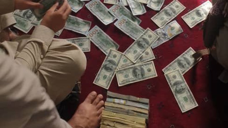 بالفيديو.. طالبان تعثر على ملايين الدولارات وسبائك ذهبية بمنزل نائب الرئيس الأفغاني