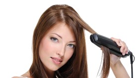 عادات تعتمدينها يوميا.. لا تعلمين أنها تدمر شعرك بحيث يصعب استصلاحه