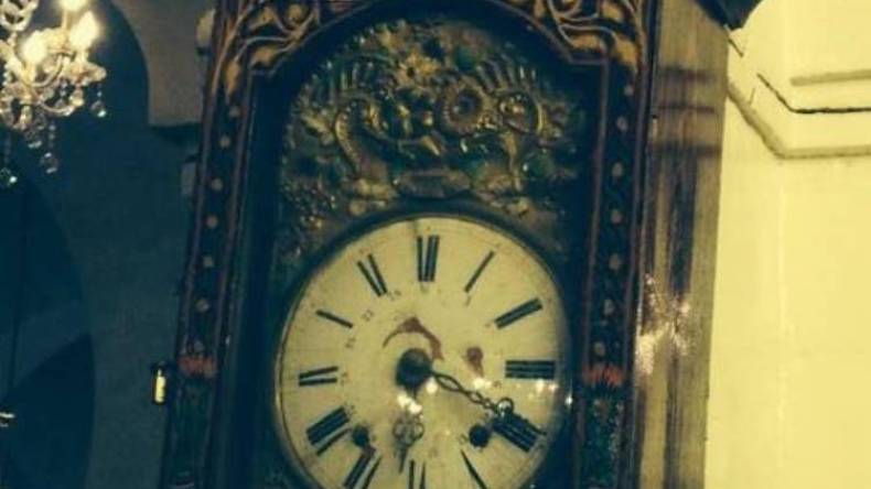 ساعة حائط.. شاهد على مجزرة الجامع الكبير بتلمسان