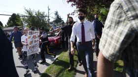 Justin Trudeau encore pourchassé par des manifestants antivaccins