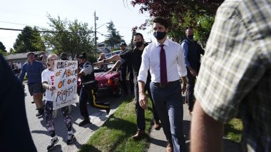 Justin Trudeau encore pourchassé par des manifestants antivaccins