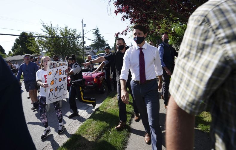 Justin Trudeau encore pourchassé par des manifestants antivaccins