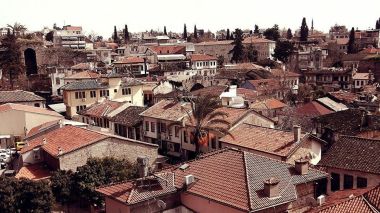 Kidnappée pour être vendue, une jeune femme saute d’un immeuble en Turquie