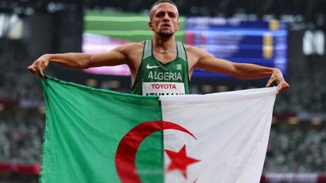 عشت ظروفا صعبة وتدربت في الشارع ورفع راية الجزائر شرف لي