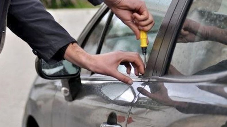 عصابة ملثمة تقيم حاجزا مزيفا للسطو على أصحاب المركبات