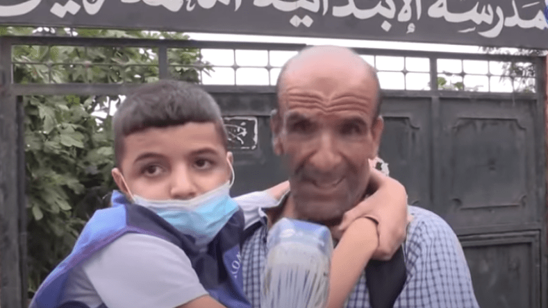 قصة الأب الذي يحمل إبنه المعاق إلى المدرسة يوميا تهز الرأي العام