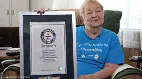 أمريكية عمرها 100 عام تدخل سجل “غينيس” في رفع الأثقال