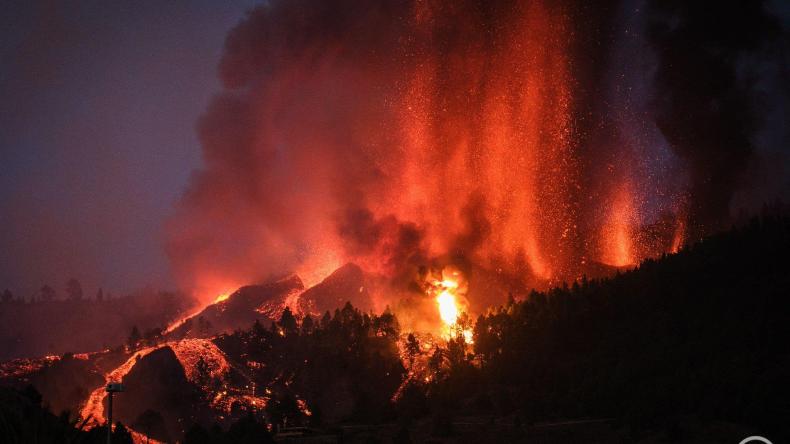 ثوران بركان بجزيرة لابالما الإسبانية.. هل تصل حممه إلى المغرب العربي؟