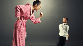 أخصائيون ينصحون: لا تمارسي دور الأم مع زوجك.. والسبب!