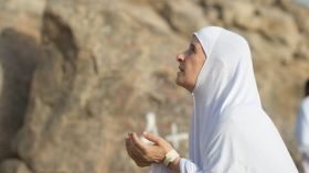 مسافرات يتركن قصاصات أوراق في المصليات للدعاء لهن