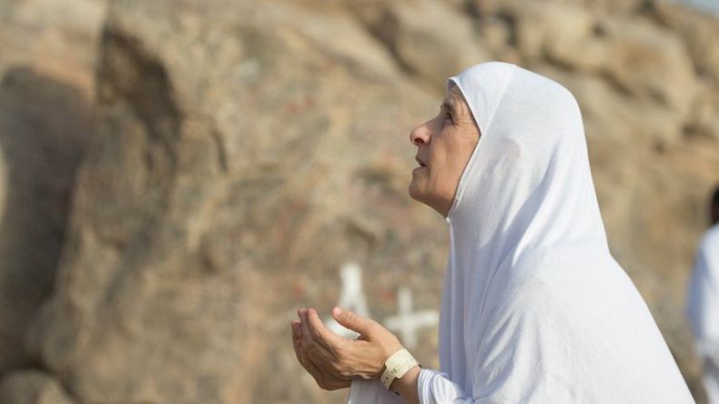 مسافرات يتركن قصاصات أوراق في المصليات للدعاء لهن