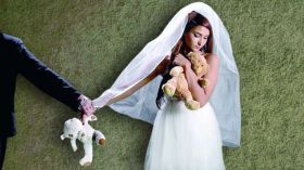 صغيرات يعشن تجربة الزواج والطلاق!