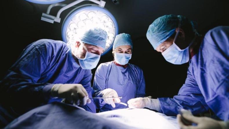 بالفيديو.. أطباء وممرضون يغنون لحامل قبل إخضاعها للعملية القيصرية