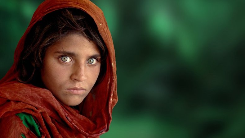 هل اختار بيت أزياء عالمي صورة هذه الفتاة الأفغانية أيقونة للجمال في 2021؟