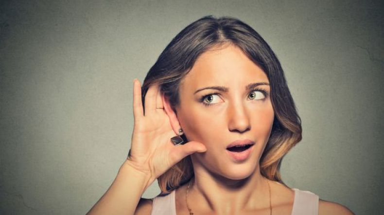 الزميلة “المتطفلة”.. تتجسس على الزملاء وتفتش الهواتف والحقائب!