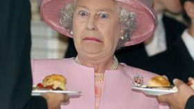 صحيفة بريطانية: هذه أغرب عادات تناول الطعام عند الملكة إليزابيث