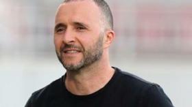 جمال بلماضي يؤدي صلاة المسافر في الطائرة أثناء رحلة الخضر الى النيجر