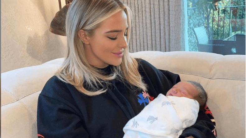 صورة لزوجة محرز تحمل طفلة حديثة الولادة تثير جدلا