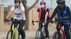 بالفيديو.. سعوديات يقدن الدراجات في شوارع المملكة!