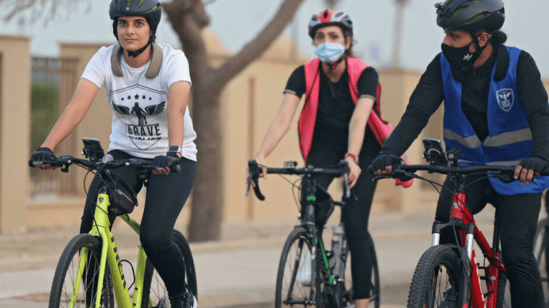 بالفيديو.. سعوديات يقدن الدراجات في شوارع المملكة!