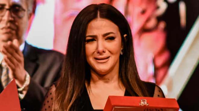 دنيا سمير غانم تنهار خلال تسلم تكريم والديها
