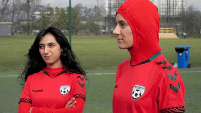 لاعبات كرة القدم الأفغانيات يهربن إلى باكستان خوفا من طالبان