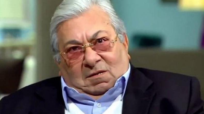ممثل كوميدي شهير يعتذر من والده عن فعل قام به قبل 60 عاما (فيديو)