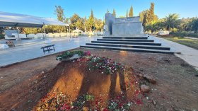 شاهد قبر الرئيس السابق عبد العزيز بوتفليقة بعد رحيل المشيعين