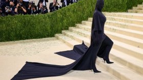 كيم كاردشيان تثير السخرية بمظهرها الغريب وناشطون يشبّهونها بالساحرة!