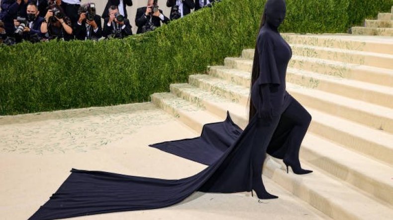 كيم كاردشيان تثير السخرية بمظهرها الغريب وناشطون يشبّهونها بالساحرة!