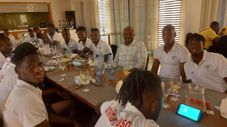 رئيس اتحادية بوركينافاسو يحفز لاعبيه للفوز على الجزائر