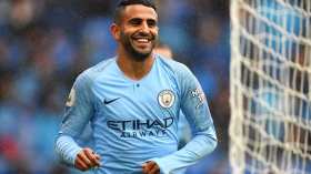 بالفيديو.. محرز يستعرض مهاراته في المصارعة قبل مباراة رابطة الأبطال