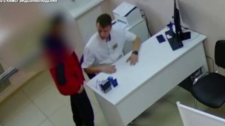 فحص داخلي لسيدة محجبة يعرض طبيب روسي للاعتداء