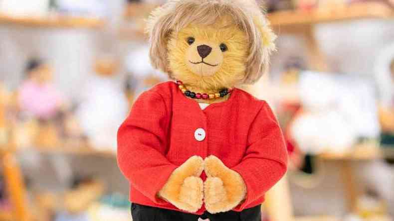 دمية ميركل.. لهذا السبب تم تصميمها وهذا ثمن بيعها!